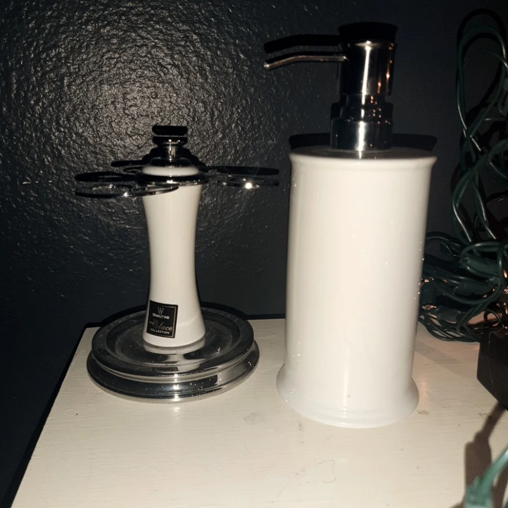 PORCELAIN WAMSUTTA SOAP DISPENSER & TOOTHBRUSH BRUSH HOLDER           c